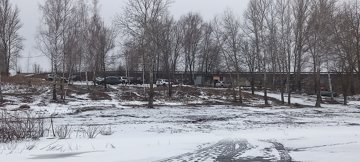 Знакомый всем водоем. Воскресенье. Машин достаточно много. Это не все. Вдоль пруда тоже стоят.