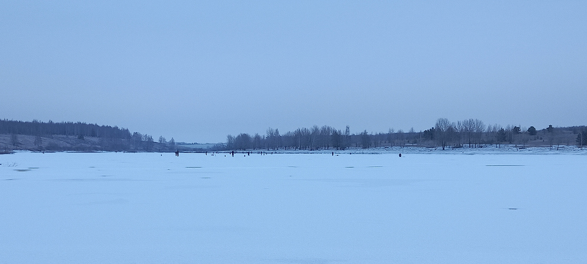 Рыбаки на льду.