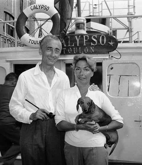 Жак-Ив Кусто с женой Симоной и ее любимой таксой, 1959