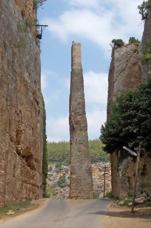 «Игла Саона» — каменный обелиск высотой 28 м, дающий представление о количестве грунта, вынутого строителями при перестройке замка в начале XII века