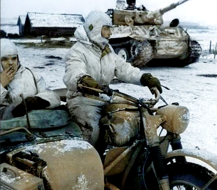 Мотоциклисты вермахта на BMW R75. Восточный фронт, 1943 г.