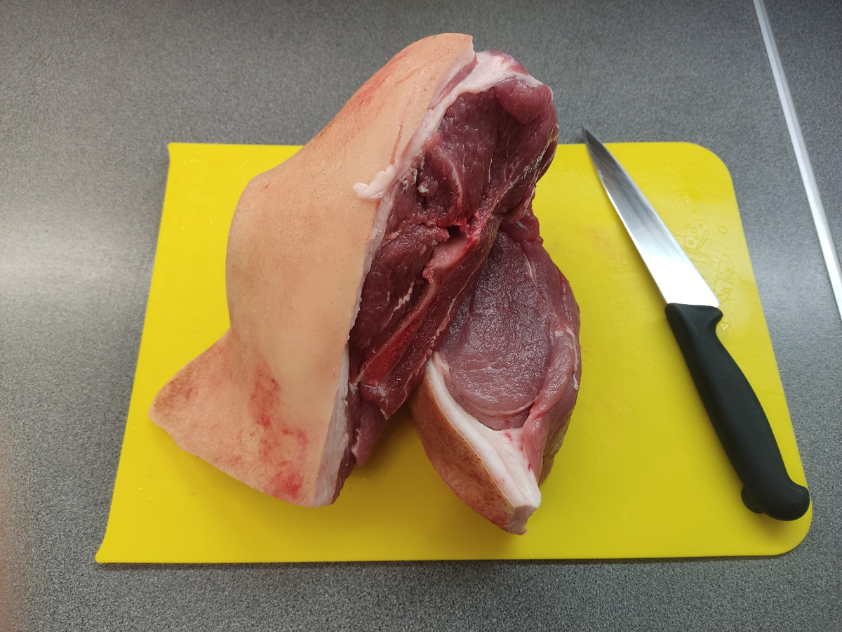 Свиная лопатка средней жирности