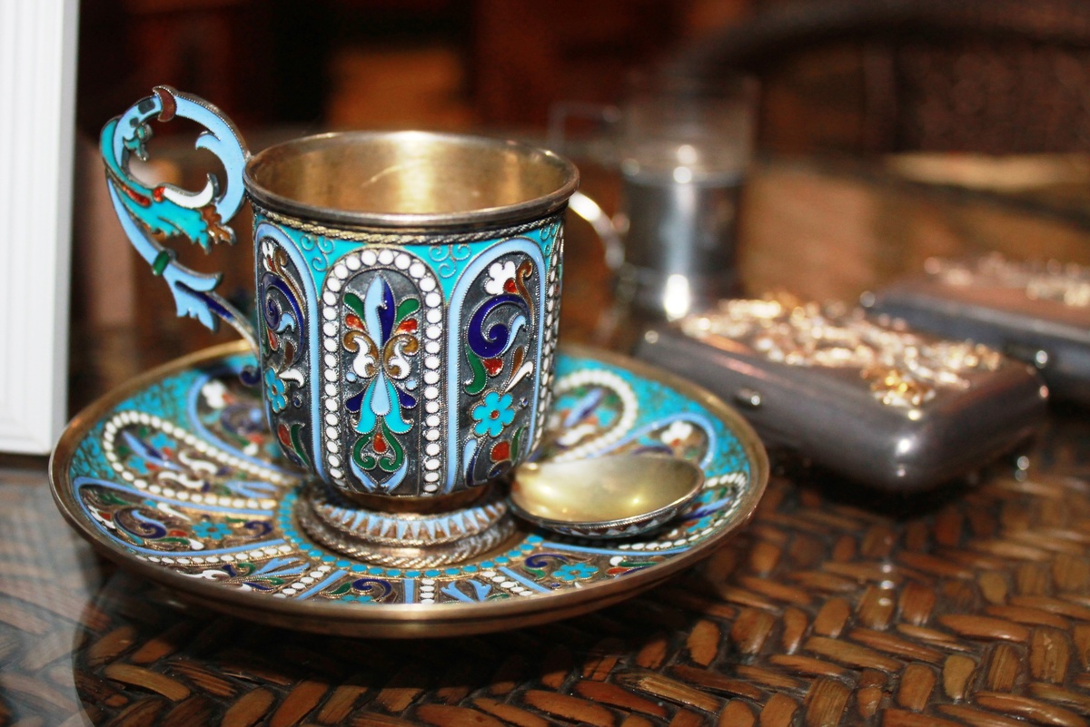 Кофейная пара, выполненная в технике перегородчатой эмали. Ювелирная мастерская Кубарева. Кон.19 - нач. 20 вв.