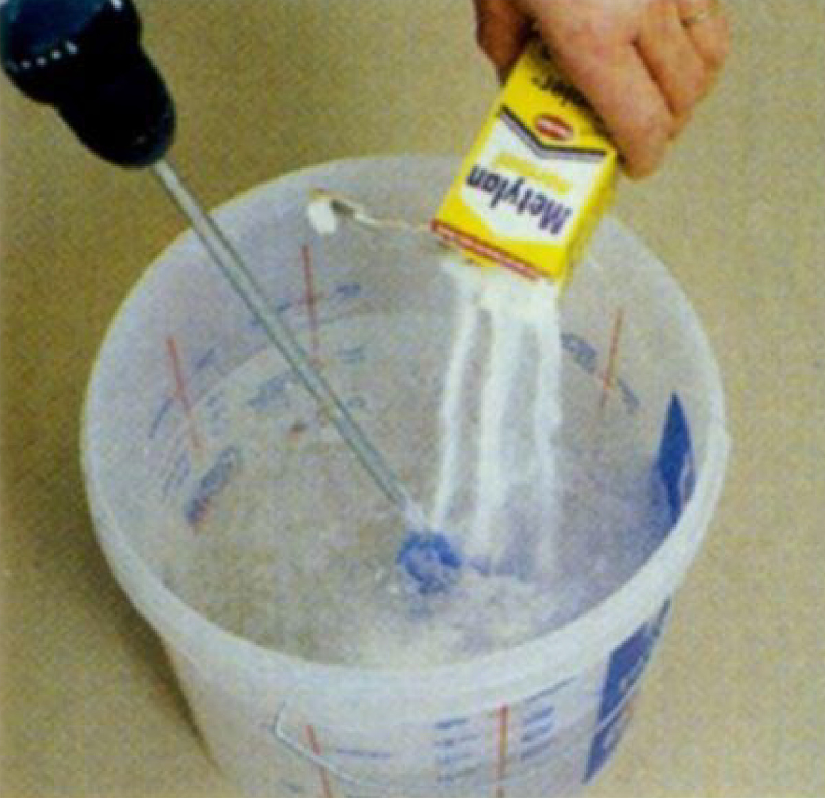 Приготолвение клеевого раствора из сухой смеси.