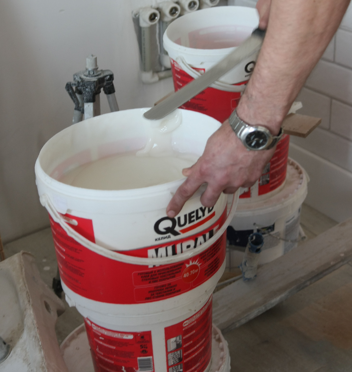 Обойный клей, готовый к применению.