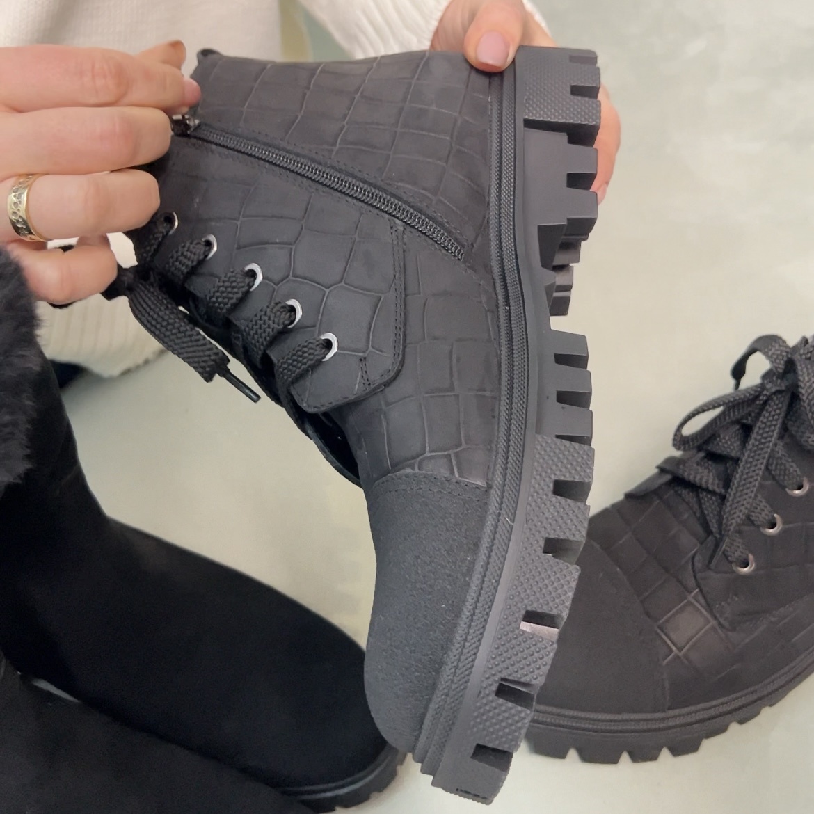 Материал верха ботинок - натуральный нубук