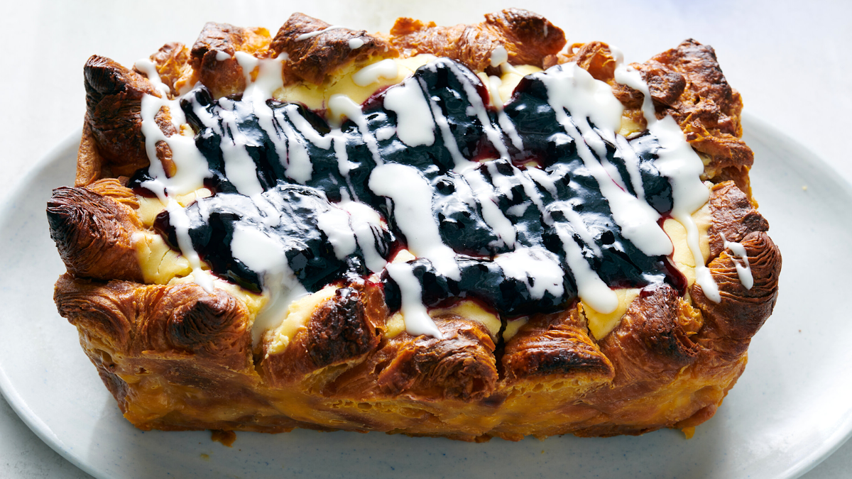 Датский хлебный пудинг со сливочным сыром, вареньем и сахарной глазурью