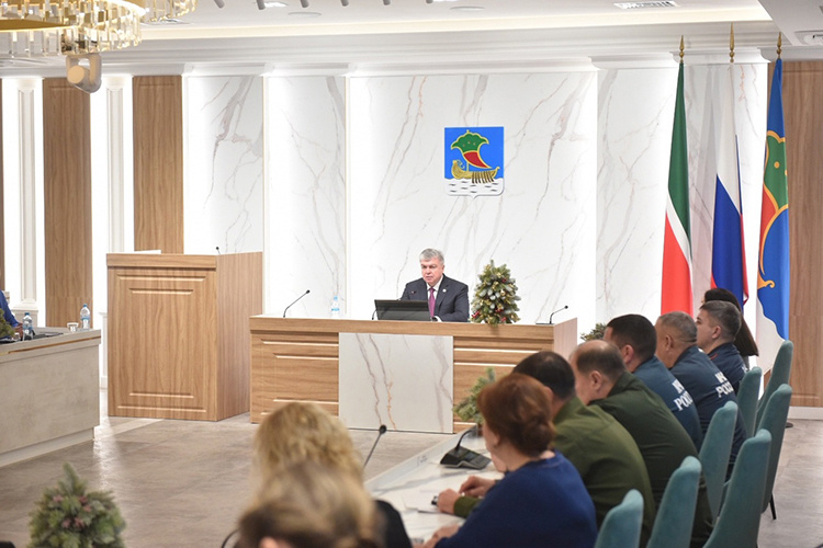    Наиль Магдеев: «У нас здесь пока достаточно много вопросов, связанных с укрытиями граждан. Необходимо еще раз посмотреть алгоритм действий управляющих компаний, жителей, старших по домам».   
Фото: nabchelny.ru