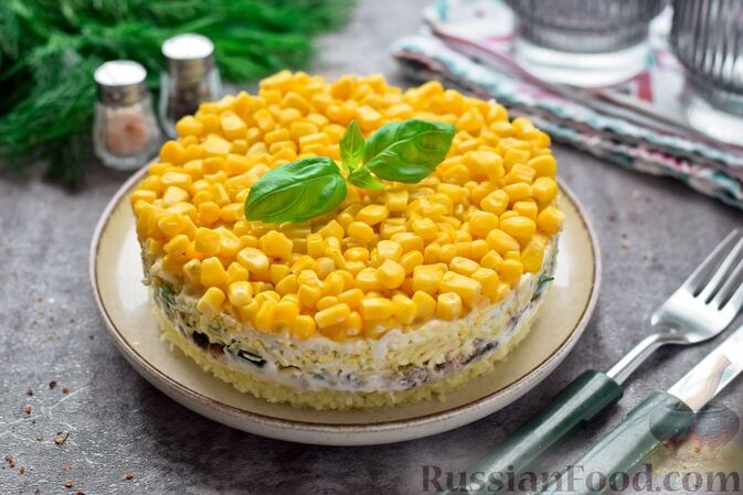 шпроты консервированные, картофель, кукуруза консервированная, сыр твёрдый, яйца, лук зелёный, майонез, соль, перец чёрный молотый