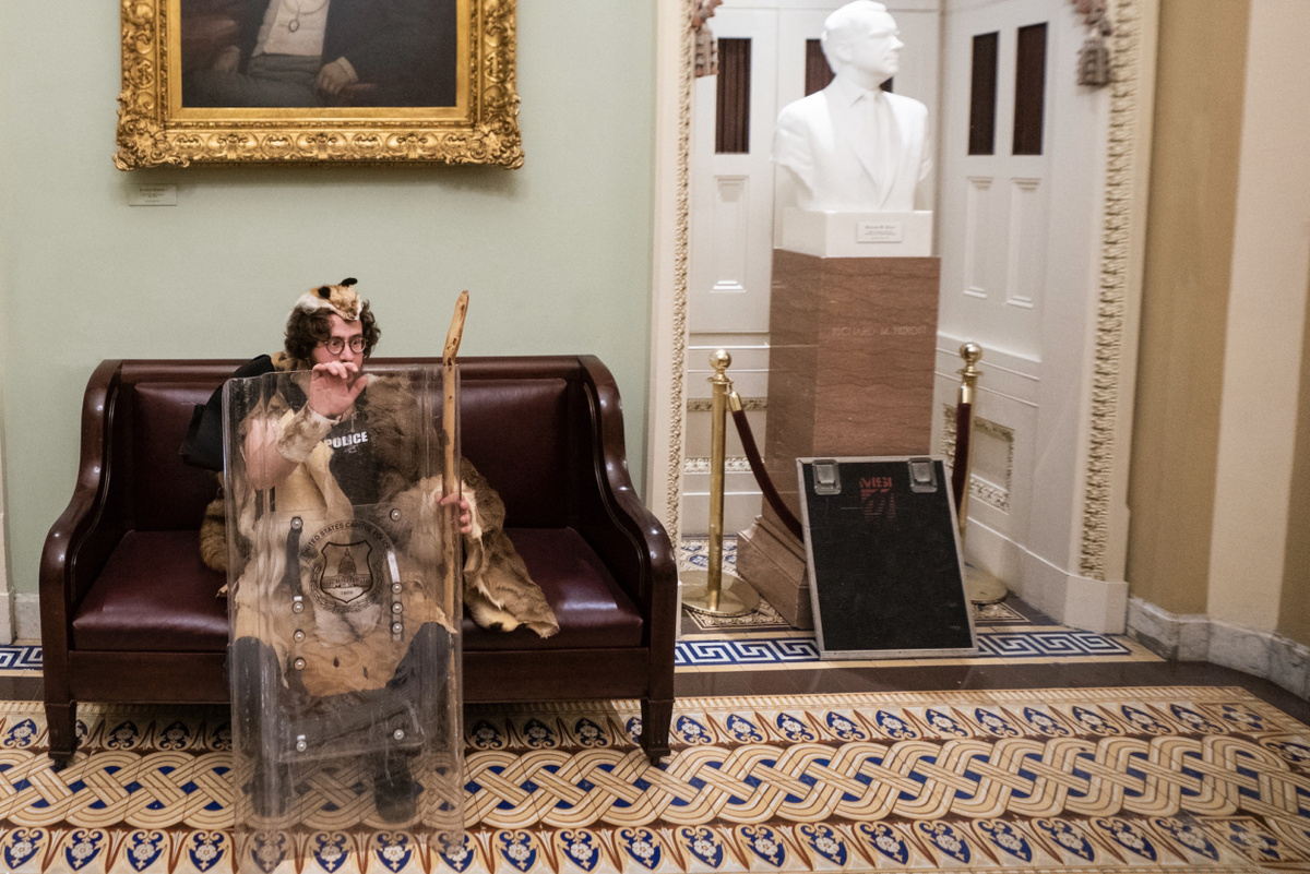 Якоб С. Бёсков – датский художник, живущий в Нью-Йорке. Автор фильмов “Empire North” и “Roy Camera”. Публиковался в журналах Lettre International и DIS Magazine. Участник проекта “SloWar: Dictionary of War (Moscow, 2009)”.
©  Jakob S. Boeskov. Collapsed Signal  ({15.01.21; Kunstkritikk – http://kunstkritikk.com/collapsed-signal/) Перевод с английского – Oleg V. Nikiforov (проект letterra.org)
Фото – 'Supporter of US President Donald J. Trump, resting after having breached the Capitol, Washington, DC'. Photo: Jim Lo Scalzo/EPA/Ritzau Scanpix. 