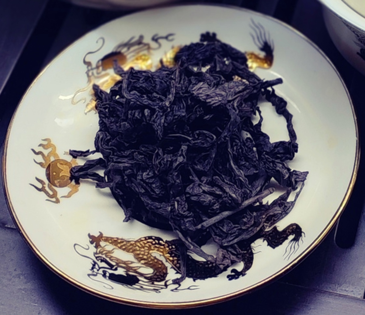 Для столь достойного представителя - столь достойная посуда.