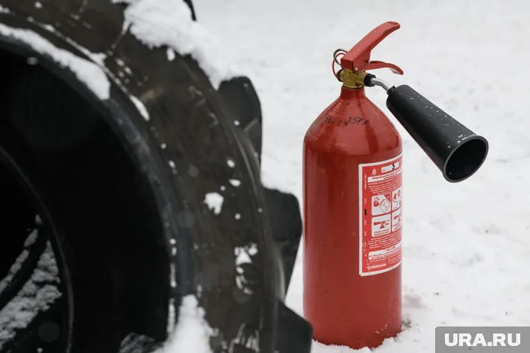 На месте поджигатель бросили уголь, банку из-под краски и два огнетушителя
Фото: Илья Московец © URA.RU