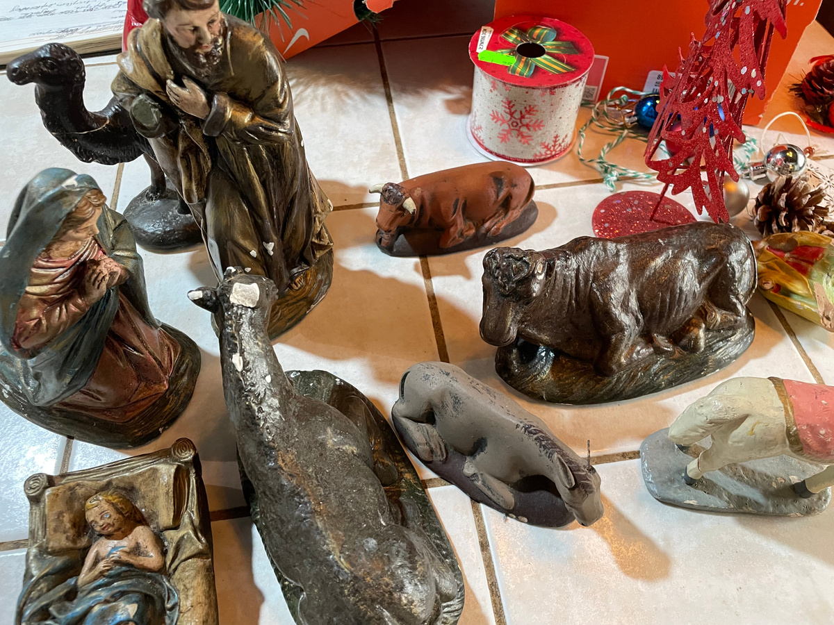 Достала старые фигурки для Белена