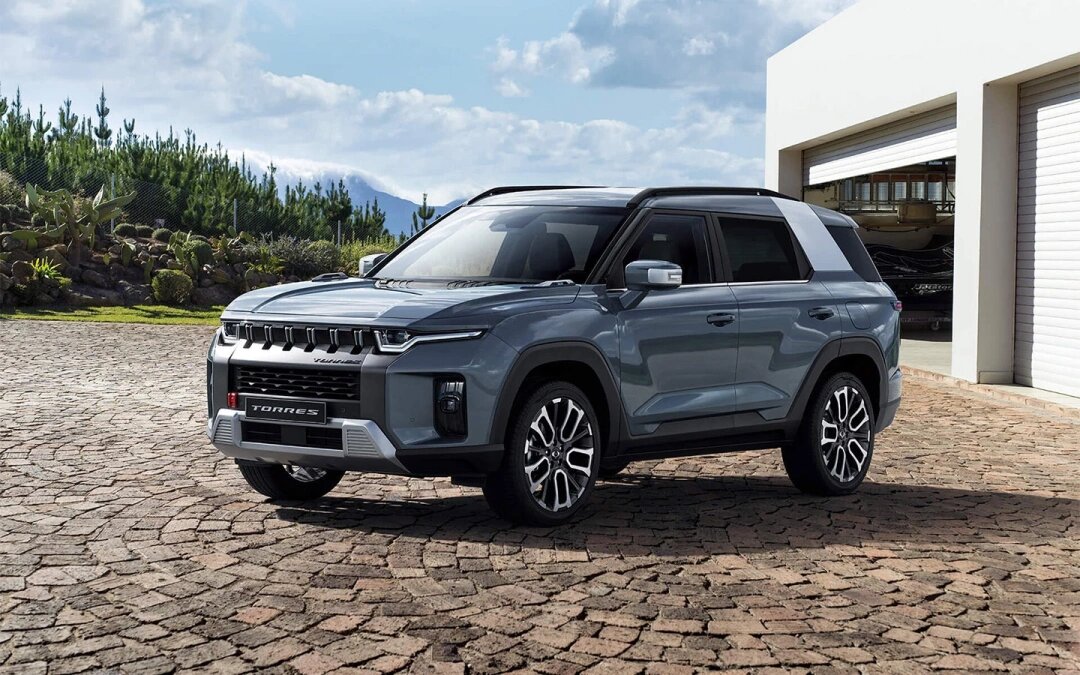 Кузов отличается своей брутальностью, прямоугольными решетками и угловатым бампером