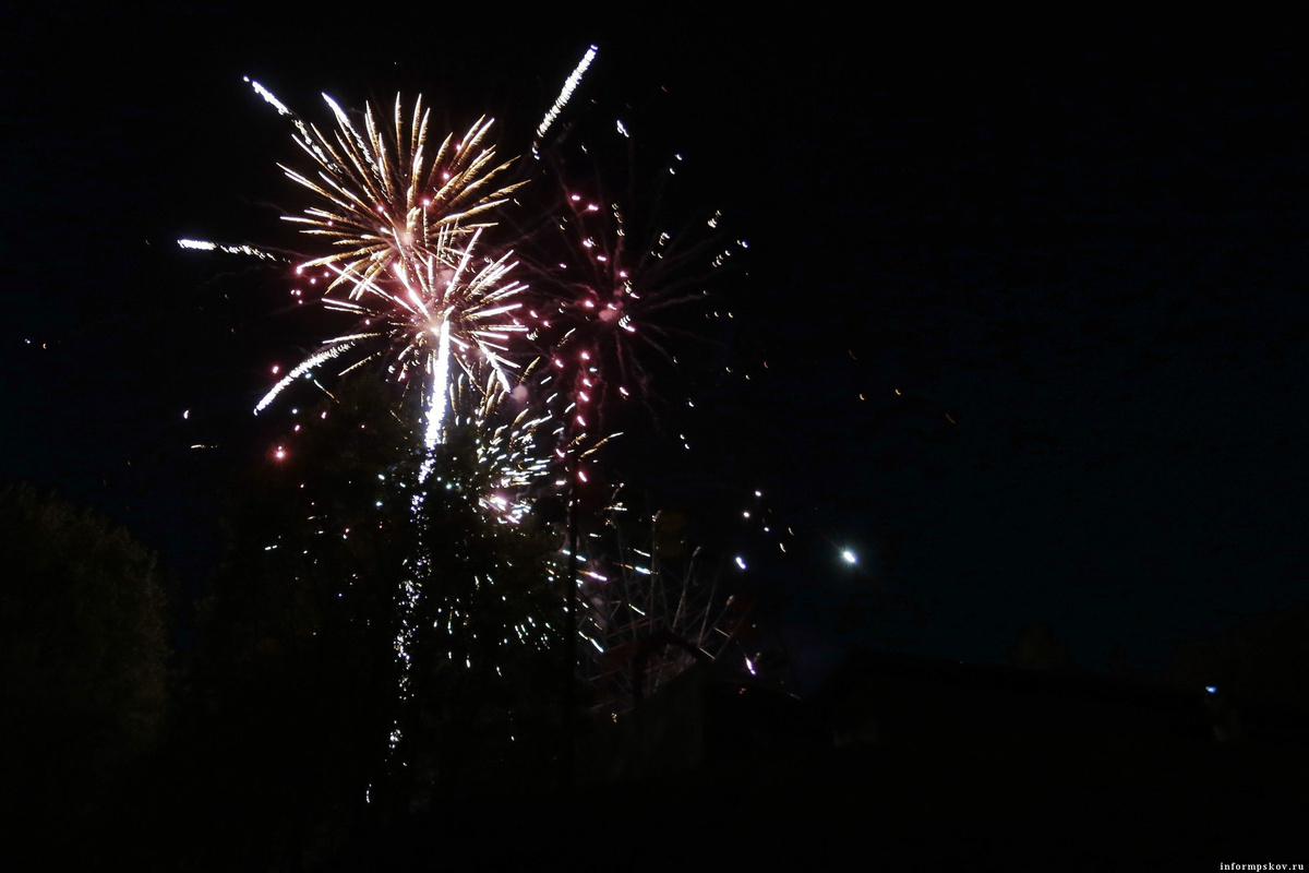 В Псковской области с 3 июля 2023 года действует запрет на запуск салютов. Использование пиротехнических изделий будет разрешено только с 00:00 31 декабря до 10:00 2 января. Фото: ПАИ