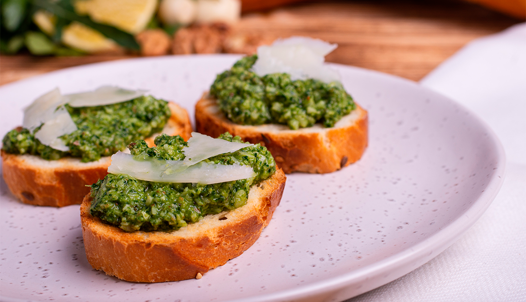 Соус можно намазывать на багет, чтобы сделать брускетту. Ее можно украсить сыром, томатами или разными видами колбас
