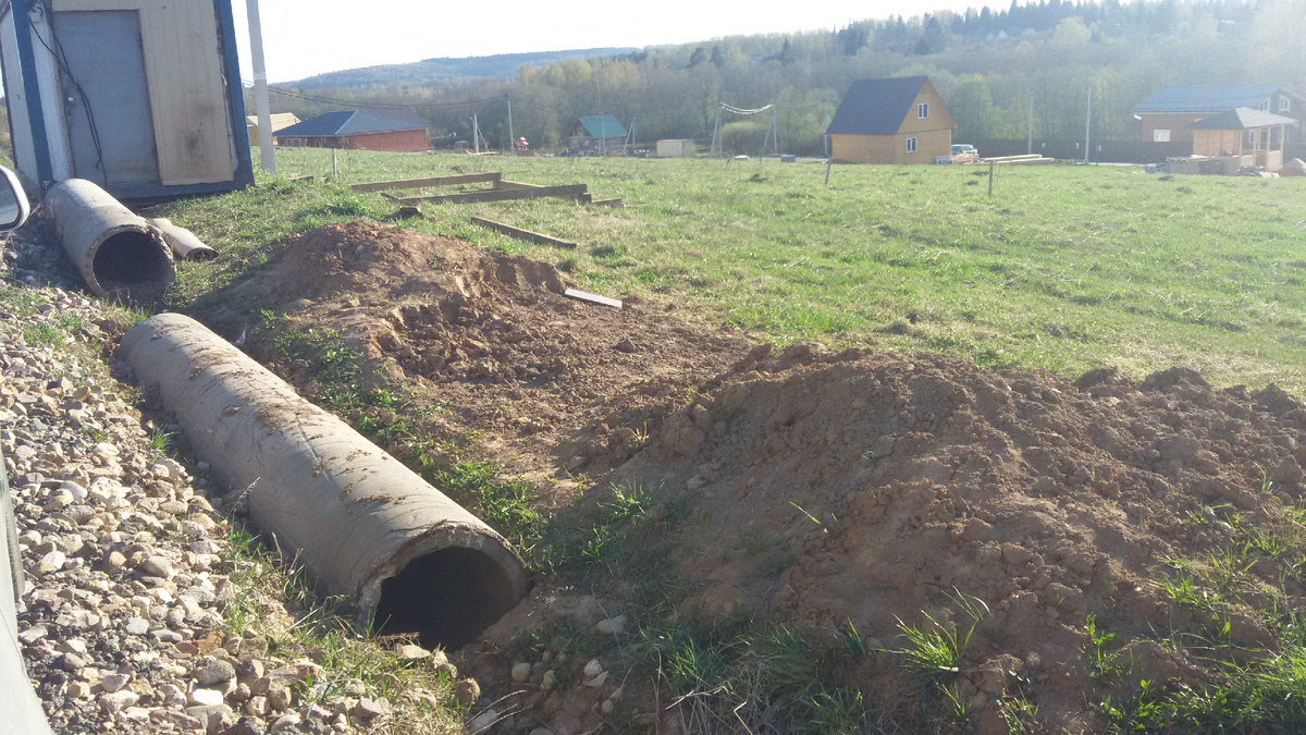 Одну трубу уложил на место будущего заезда, вторую потом продал на авито.