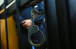    Ðîññèÿ. Ñàíêò-Ïåòåðáóðã. 17 èþëÿ 2017. Íàðó÷íèêè íà ðåøåòêå. Ñåðãåé Êîíüêîâ/ÒÀÑÑ Александр Бочкарев