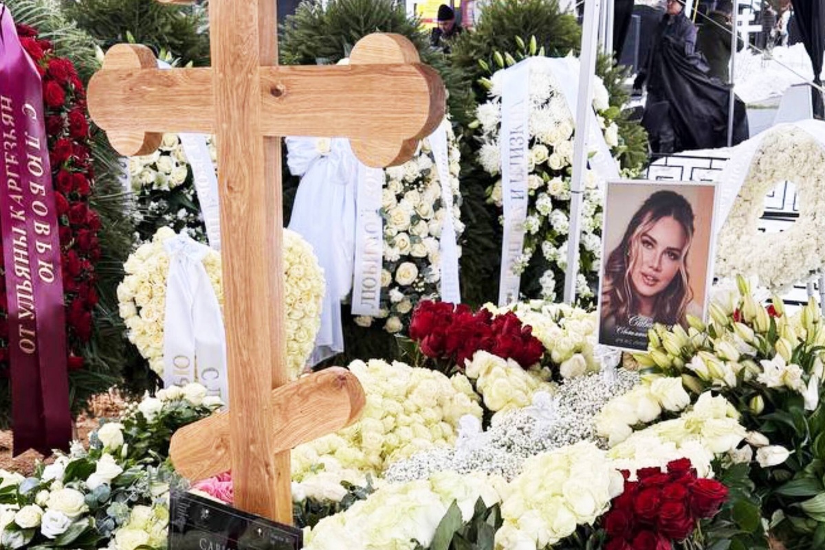     Погибшую в Париже модель Светлану Савицкую похоронили в белом гробу рядом с могилой Владимира Левкина в Москве