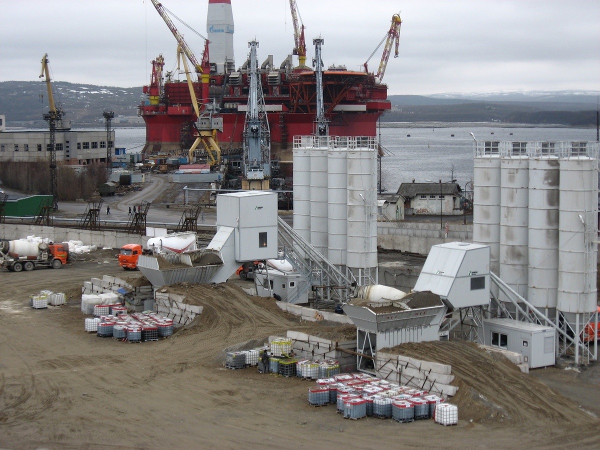 Морская ледостойкая стационарная платформа (МЛСП) «Приразломная» — нефтяная платформа, МЛСП «Приразломная» - нефтеная платформа предназначенная для разработки Приразломного месторождения в Печорском море. 