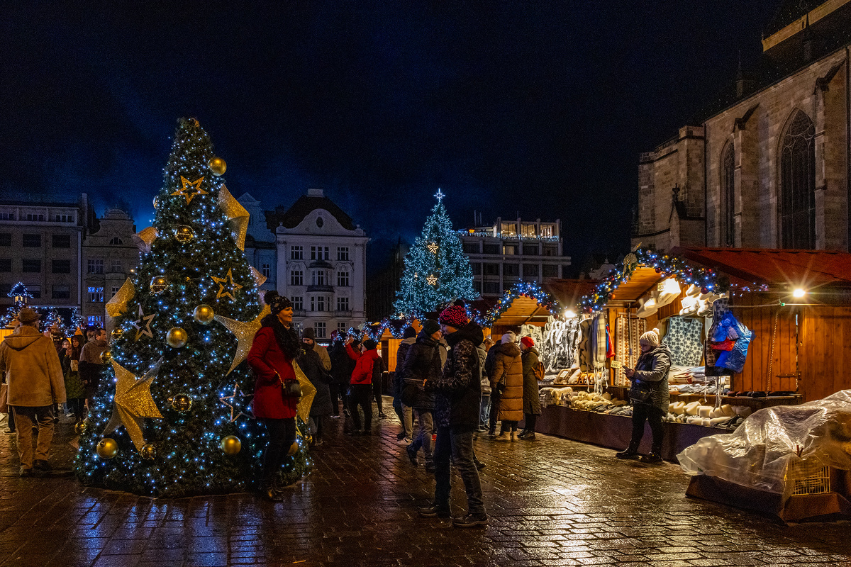 фото автора: большинство людей в шапках нынче. Это вчера у нас на площади. Ярмарка завтра закроется