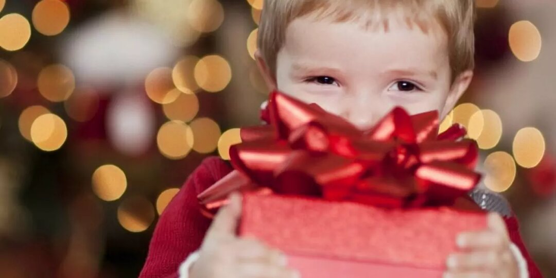 Топ-10 идей подарков для ребенка 8-12 лет на Новый год-2026