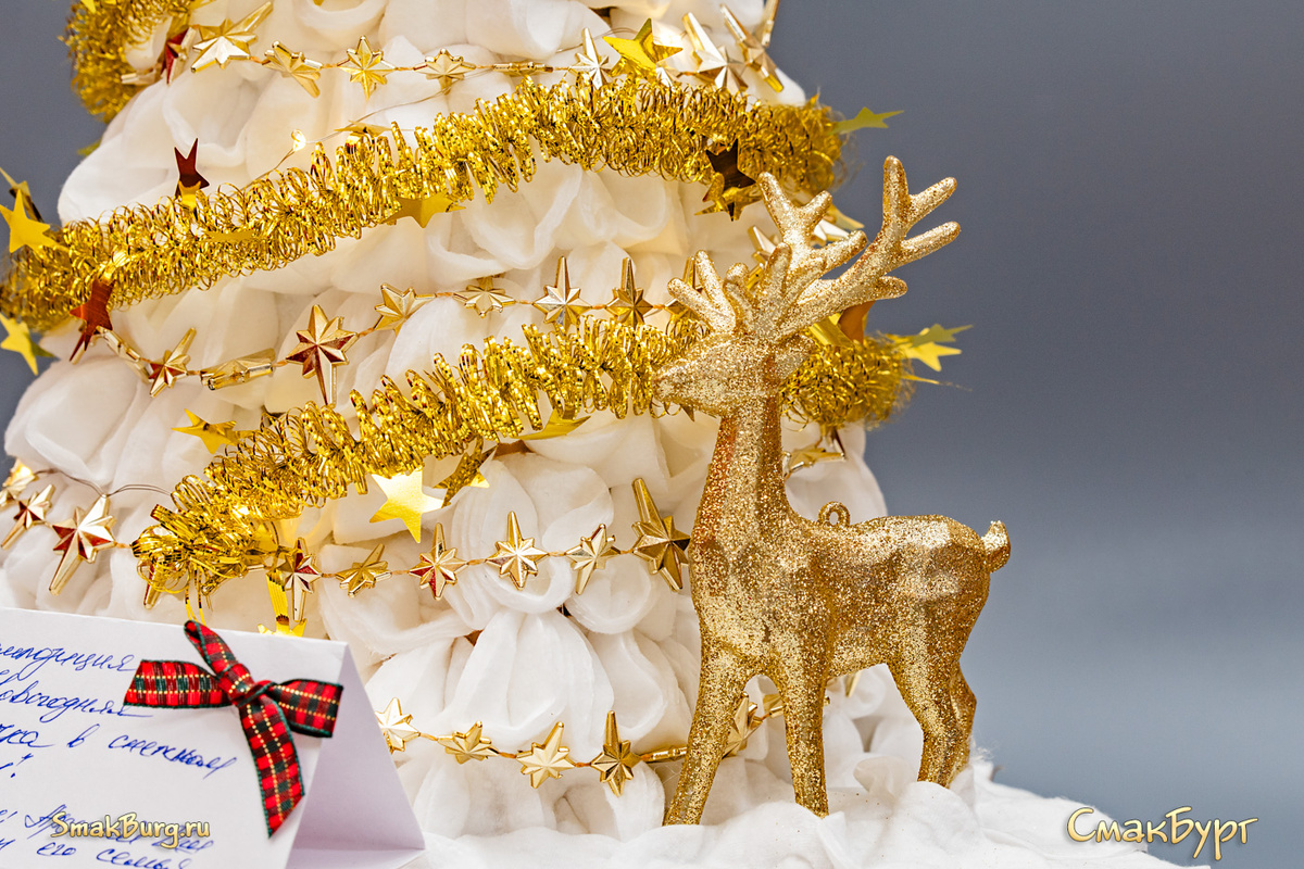 Новогодняя елка-поделка из ватных дисков во всей красе. С наступающим, друзья!