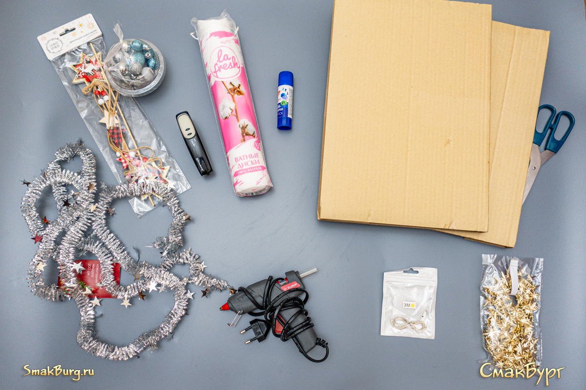 Основные компоненты для создания снежной елочки в золотом цвете