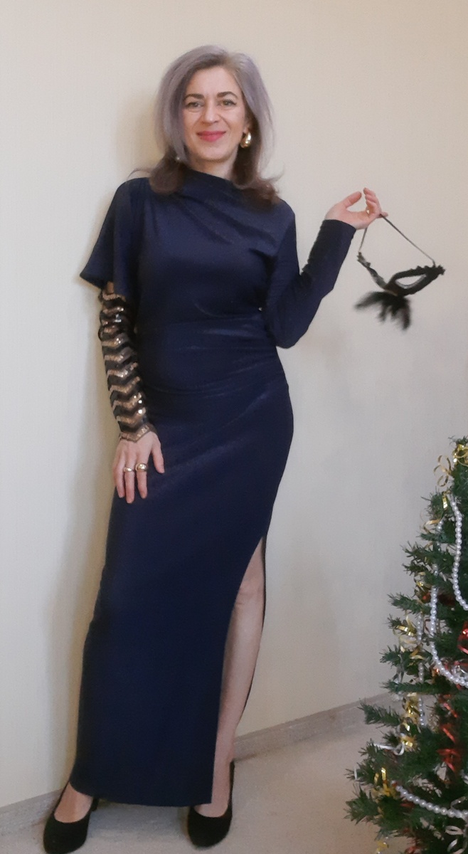 Платье из гуманитарной помощи.