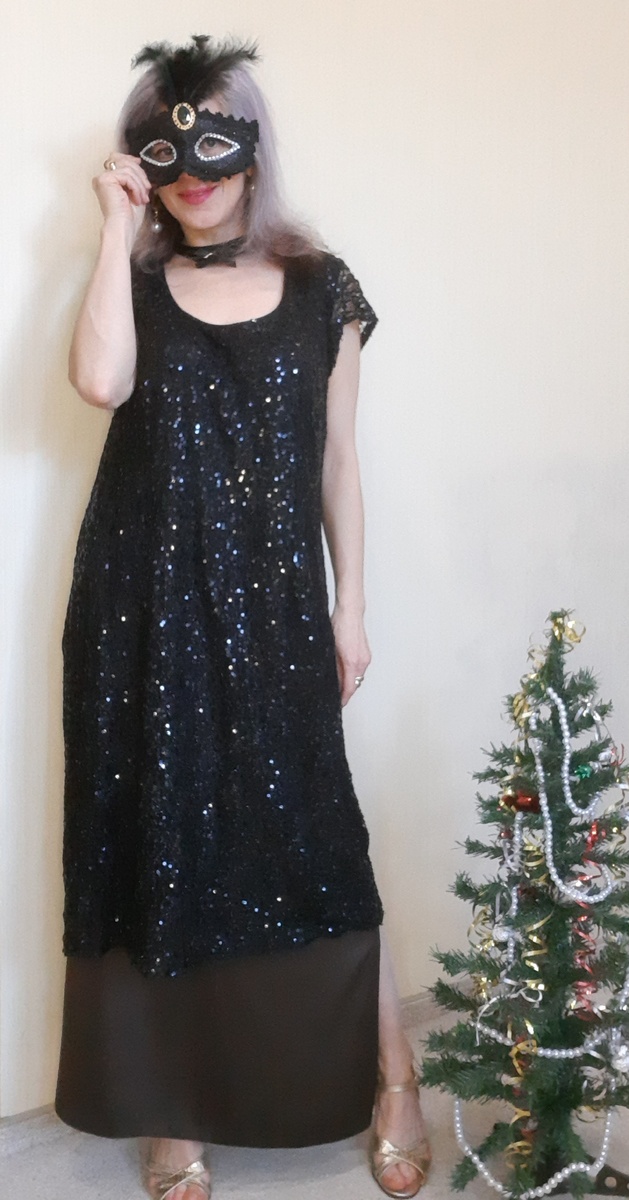 Платье и юбка из гуманитарной помощи.