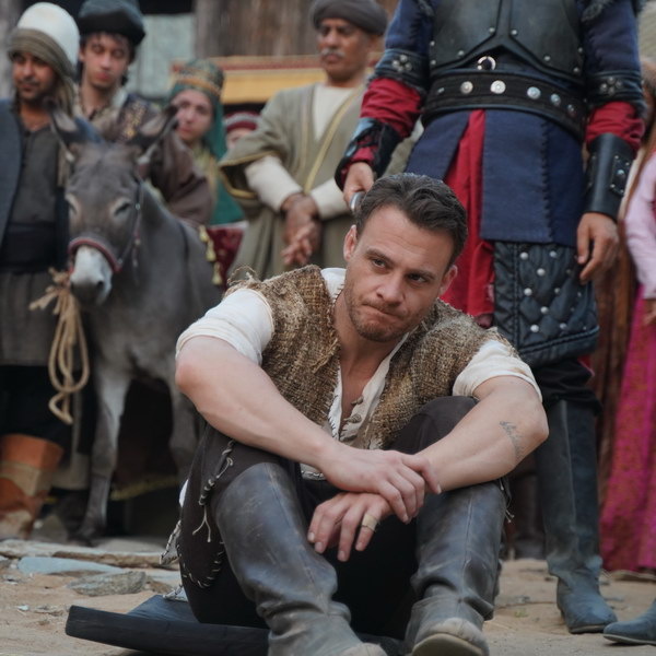     Керем Бюрсин тоскует без интернета в турецком замке в трейлере «Холоп. Великолепный век»