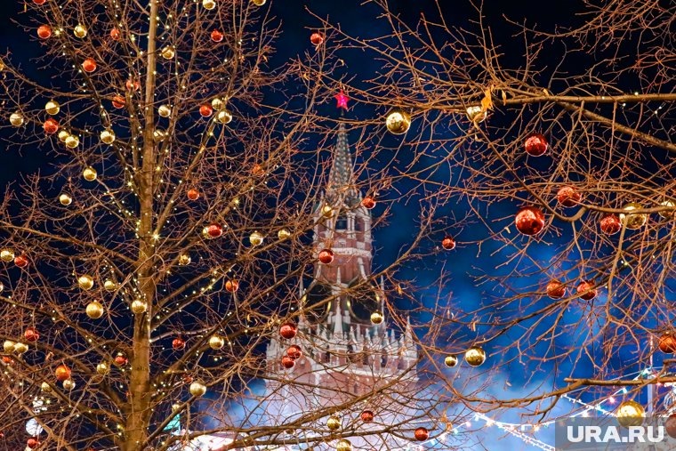 Москву украсили новогодними игрушками
Фото:Роман Наумов © URA.RU