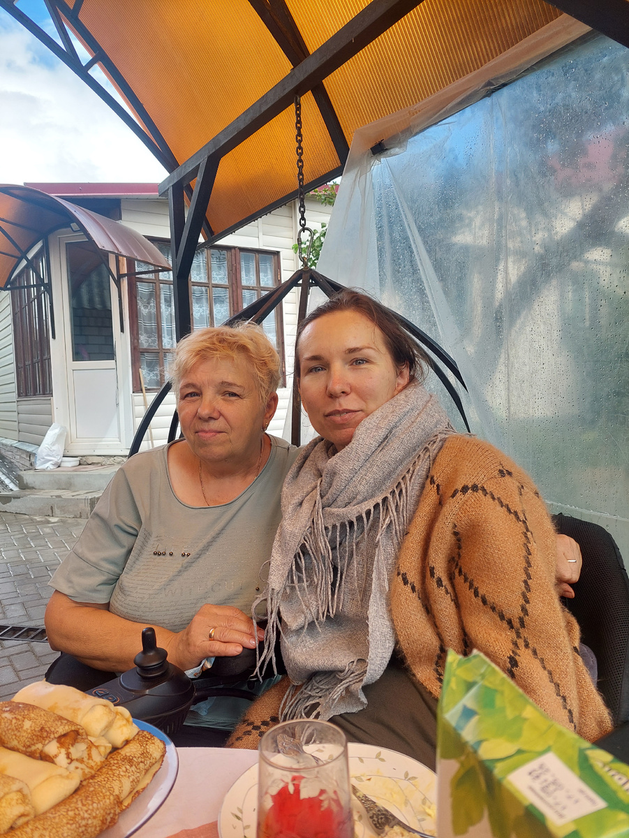 С тётей Любой во дворе дома