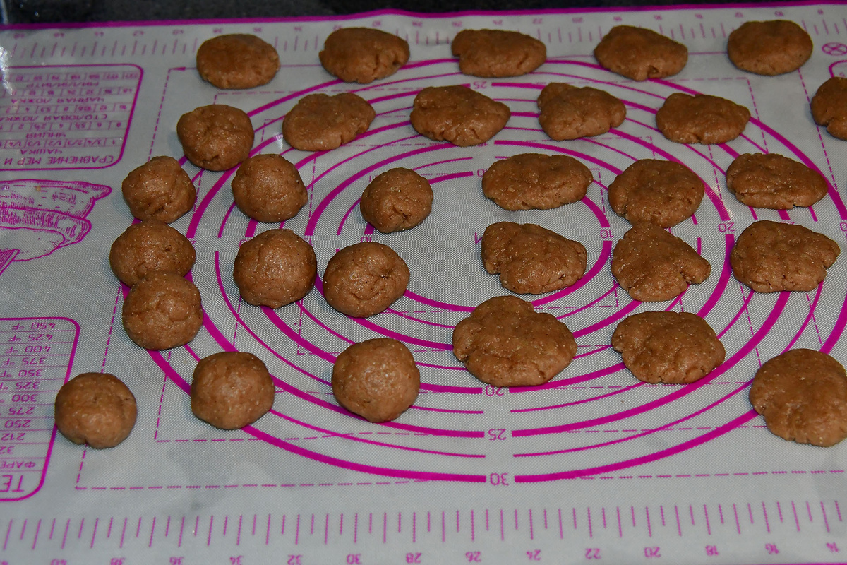 Формируем из теста шарики и расплющиваем их