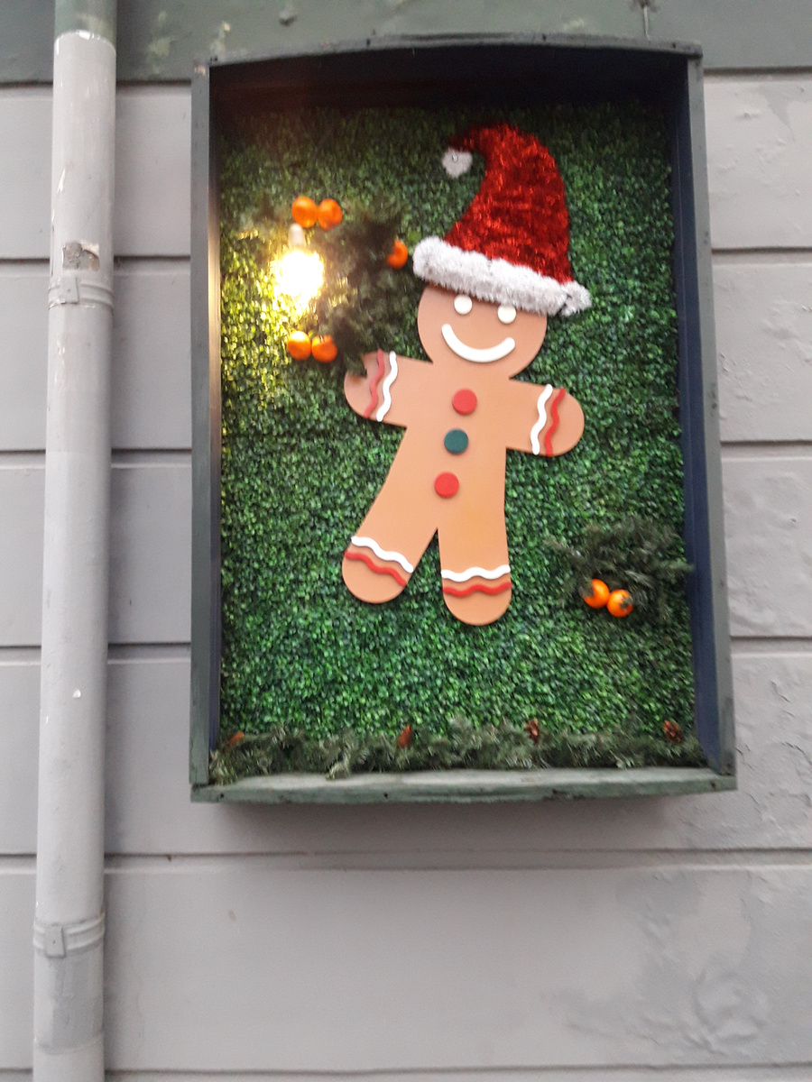 Фото мое.  На стене дома такое украшение.