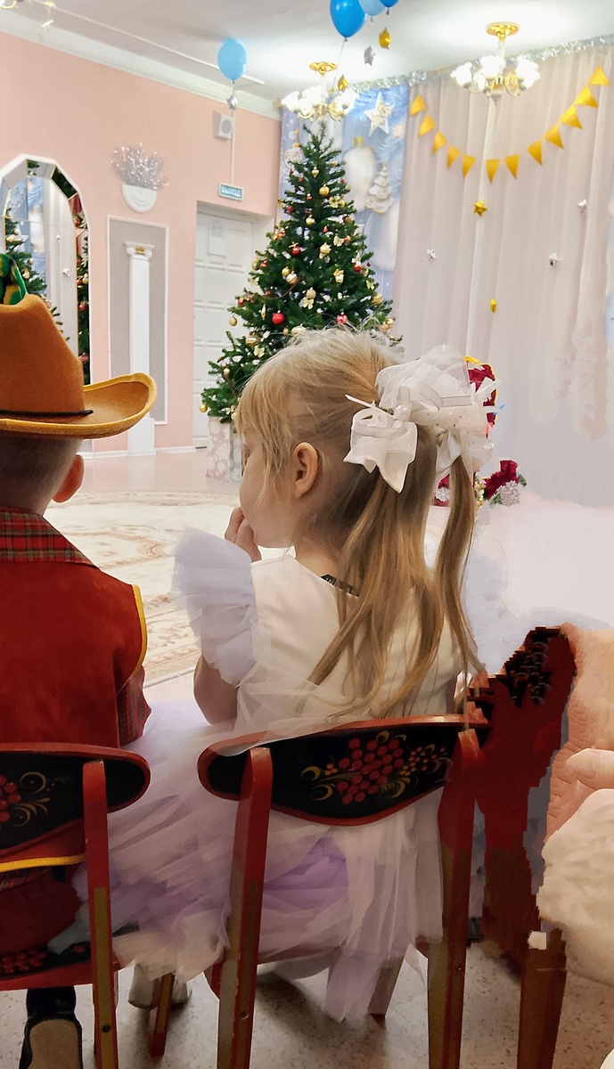 Фотография немного отредактировала, убрала лица других деток, а это моя красавица 