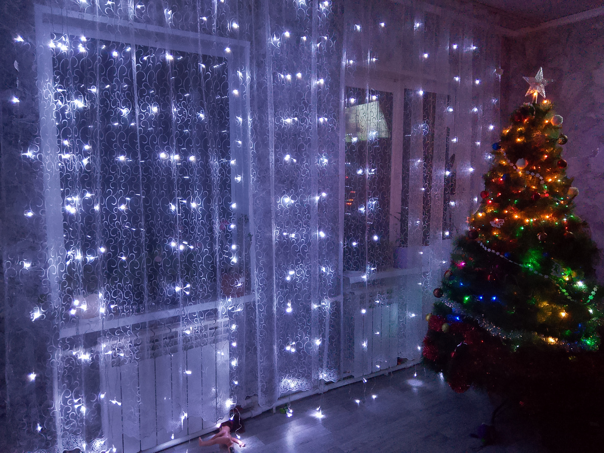 Наш домашний предновогодний вайб, надо ещё с украшением дома закончить, дети уже сами в своих комнатах порядки навели, ждут когда мама гирлянды повесит