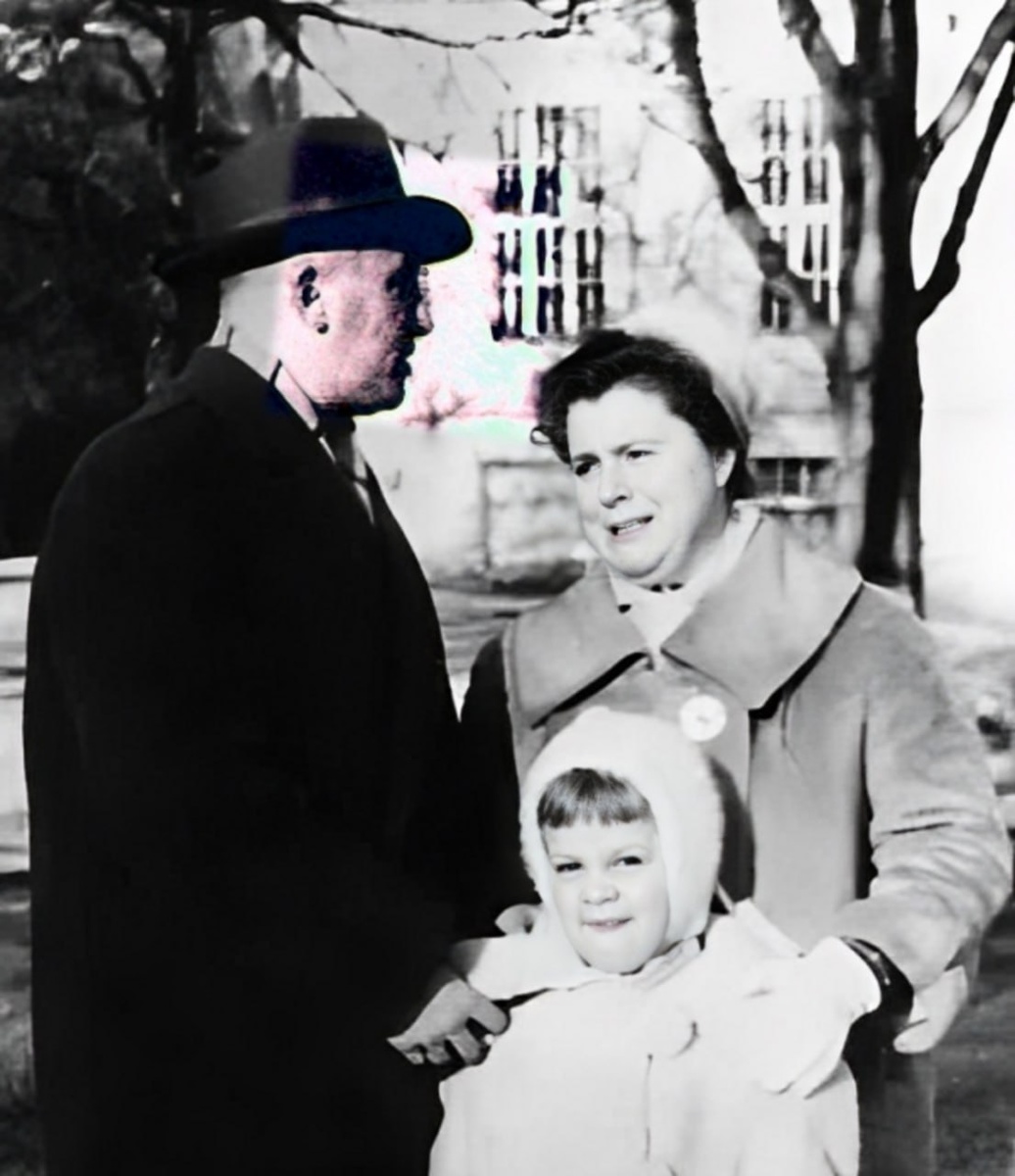 Любовь Казарновская в детстве с родителями