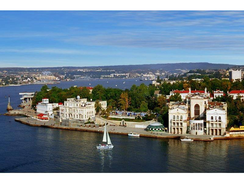 Севастополь. Фото с сайта https://skipperclub.ru/promo/puteshestvie-po-krymu-na-yakhte/. Взято с Яндекс.Картинки