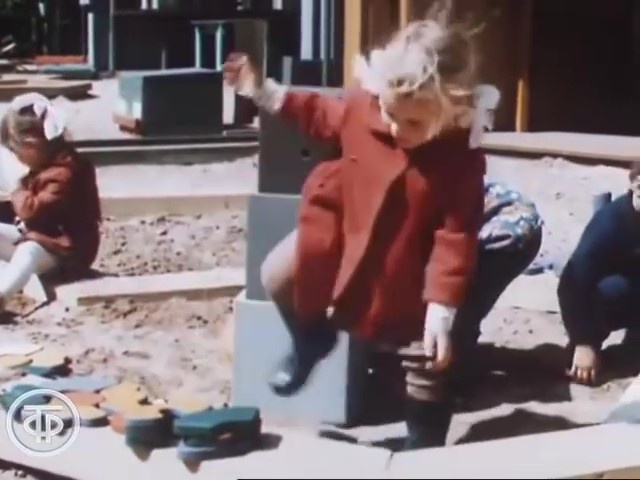 1976 год. Советские дети что- то строят на деской площадке. Рига.
