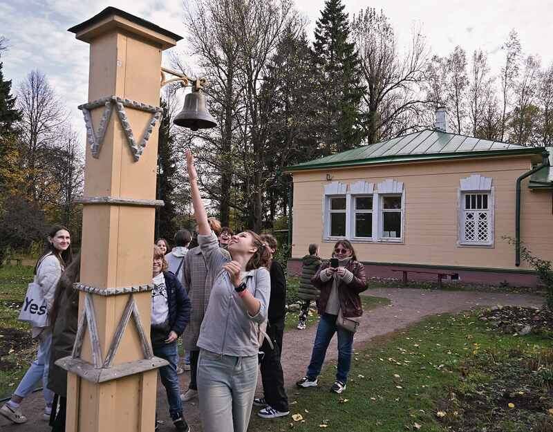 Большую семью Чеховых собирали на обед в 12 часов дня ударом в колокол.