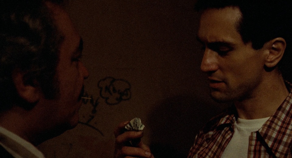 Моральные качества Трэвиса долгое время не подлежат сомнению - он принципиально возвращает «грязные деньги» туда, откуда они и пришли.