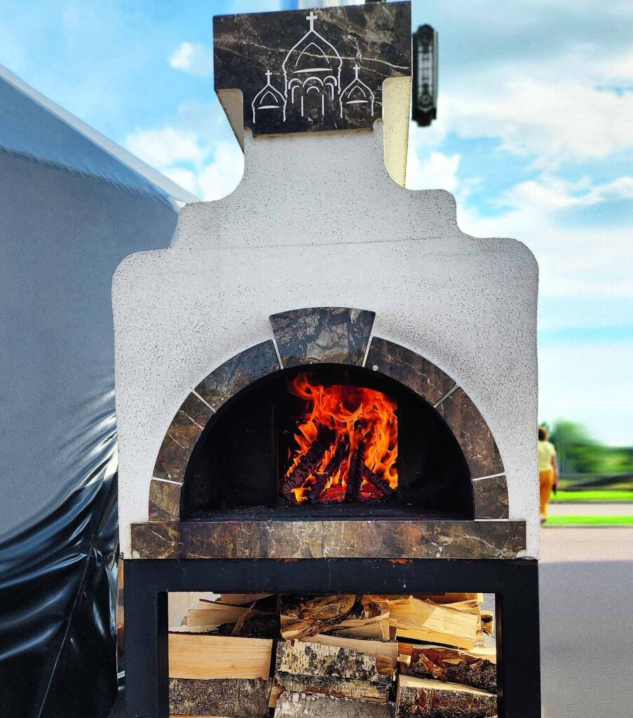 Даже на печи небольшой изразец с изображением храма.