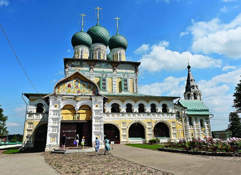 Воскресенский собор очень популярен у туристов и прихожан.