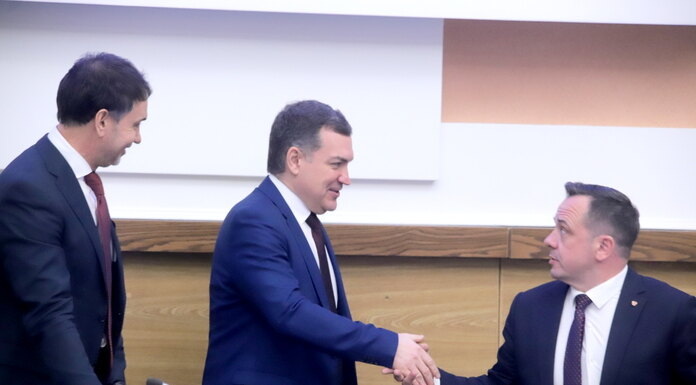    Единороссы Евгений Лебедев, мэр Новосибирска Максим Кудрявцев и спикер Совета депутатов Дмитрий Асанцев (справа налево). Фото Михаила Перикова