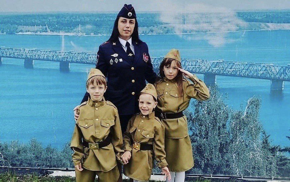    Валентина сочетает в себе серьезное звание подполковника и маму трех ребятишек