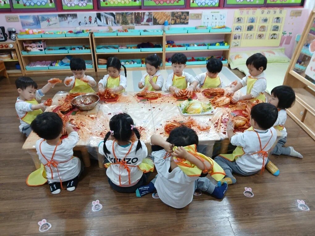 Дети учатся делать кимчхи