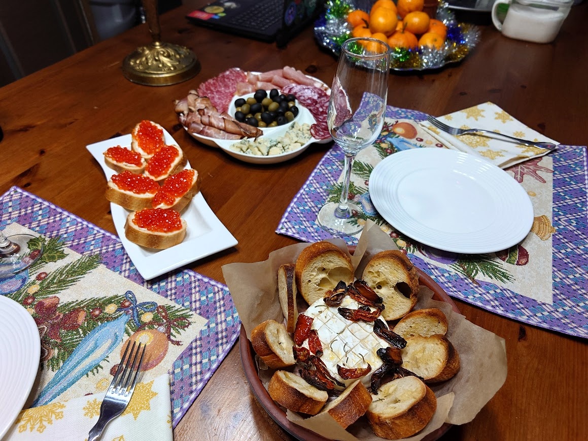 Тарелочка с Камамбером - на первом плане