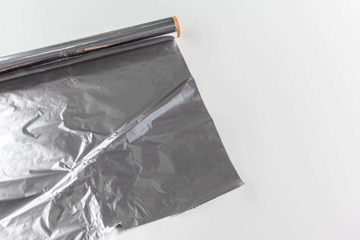    Фольгу следует выстилать глянцевой поверхностью вверх.Freepik