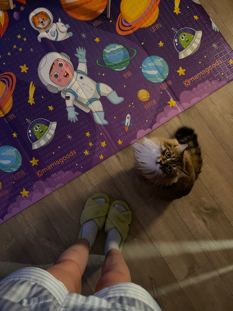 Из дома работать бывает сложнее, особенно когда трудишься в нескольких часовых поясах. В итоге получается, что служебные моменты решаются в течение 14 часов каждый день. Спустя 9 месяцев, конечно, я нашла в этом вопросе консенсус. Да и какие выходные у мам?😂